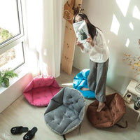 femme debout sur des coussin de lecture